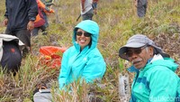 Dalam paralayang seorang pengendali alat terbang tersebut disebut sebagai pilot atau atlet kalau di dalam sebuah event olahraga. Opa David (kanan) sudah malang melintang di dunia paralayang hingga sekarang masih menjadi juri senior di FAI (Masaul/detikTravel)
