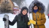 Tak melulu main ke pantai, Adelina juga menikmati waktunya saat main salju dibalut jaket tebal bersama dengan temannya. (Instagram/@adelinaakhmetova)