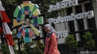 Disana terdapat berbagai ornamen khas Asian Games.