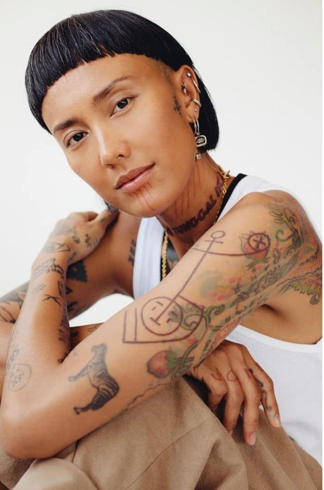 Berpose natural seolah tanpa makeup untuk kampanye sebuah brand kosmetik, Fahrani tetap tampil eksentrik dengan poni yang super pendek. Dia pun tak ragu memperlihatkan tangannya yang dipenuhi berbagai gambar tato. Foto: Instagram @favelamunk