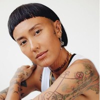 Berpose natural seolah tanpa makeup untuk kampanye sebuah brand kosmetik, Fahrani tetap tampil eksentrik dengan poni yang super pendek. Dia pun tak ragu memperlihatkan tangannya yang dipenuhi berbagai gambar tato. Foto: Instagram @favelamunk