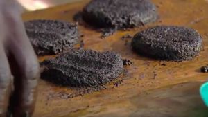 Mau Cicip? Burger Nyamuk hingga Pizza Kaki Kodok yang Unik Ini