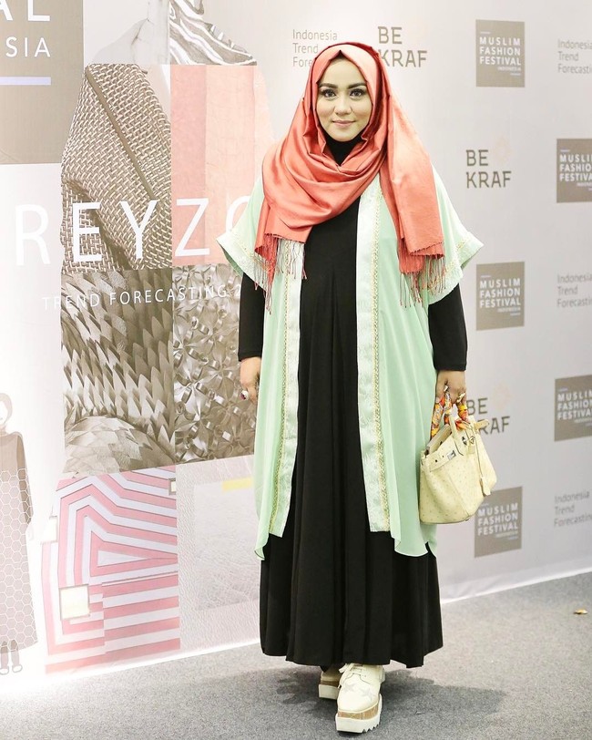 Tas Hermes berwarna krem yang dipakai Anniesa Hasibuan saat menghadiri sebuah acara fashion ini termasuk dari barang miliknya yang disita negara. Pengadilan Negeri (PN) Depok dan Pengadilan Tinggi (PT) Bandung sepakat mengambil aset Anniesa tersebut untuk negara karena dianggap sebagai salah satu hasil pencucian uang. Tas Hermes yang dibawa Anniesa ini merupakan seri Birkin Ostrich yang harganya bisa mencapai Rp 400 jutaan sampai Rp 500 jutaan. Foto: Instagram