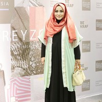 Tas Hermes berwarna krem yang dipakai Anniesa Hasibuan saat menghadiri sebuah acara fashion ini termasuk dari barang miliknya yang disita negara. Pengadilan Negeri (PN) Depok dan Pengadilan Tinggi (PT) Bandung sepakat mengambil aset Anniesa tersebut untuk negara karena dianggap sebagai salah satu hasil pencucian uang. Tas Hermes yang dibawa Anniesa ini merupakan seri Birkin Ostrich yang harganya bisa mencapai Rp 400 jutaan sampai Rp 500 jutaan. Foto: Instagram