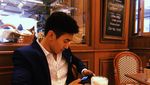 Tampan dan Kekar, Begini Gaya Got Jirayu Saat Makan Bareng Temannya
