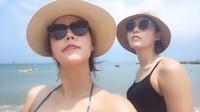 Di Pulau Jeju, Yeon Koung asyik menikmati hangatnya sinar mentari. (Instagram/@kimyk10)