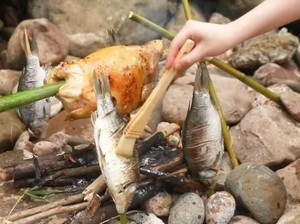 Lihat Aksi Ms Yeah Saat Masak Ayam Panggang di Sungai Pakai Kincir Air