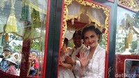 Kehadiran sang kepala daerah beserta istri tersebut menjadi magnet tersendiri bagi ribuan maryarakat Trenggalek yang menyaksikan mulai dari Jalan Panglima Diponegoro hingga Alun-laun Trenggalek.