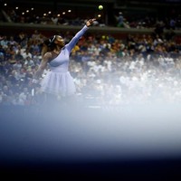 Kostum Nike berlengan asimetris tersebut menamani aksi Serena saat menghadapi jagoan Jerman Carina Witthöft di stadion Arthur Ashe, Billie Jean King National Tennis Center, Flushing, New York, AS, Rabu (29/8/2018). Serena menang 6-2, 6-2, dalam laga yang berlangsung dua jam tersebut. (Foto: Getty Images)
