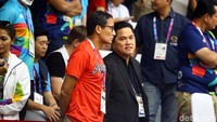 Sandiaga terlihat asyik berbincang dengan Erick.