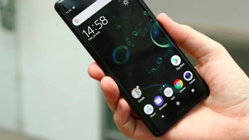 Sony hanya menjagokan fitur artificial intelligence (AI) pada XZ3, yang berbasis pada fungsi Side Sense yang diaktifkan dengan mengetuk bagian pinggir ponsel. Foto: PC Advisor