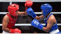 Dalam partai semifinal Tinju Putri Kelas Ringan 60 Kilogram Putri Hall C, JIExpo, Jakarta, Jumat (31/8/2018), Huswatun Hasanah (kanan) harus mengakui keunggulan Sudaporn Seesondee dari Thailand.
