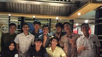 Mengenakan kemeja kuning, atlet kelahiran 20 April 1995 itu terlihat bersinar di antara teman temannya yang lain. Kala itu mereka tengah melahap sajian khas Jepang di salah satu restoran wilayah Jakarta. Foto: Instagram reinaldyatmanegara  