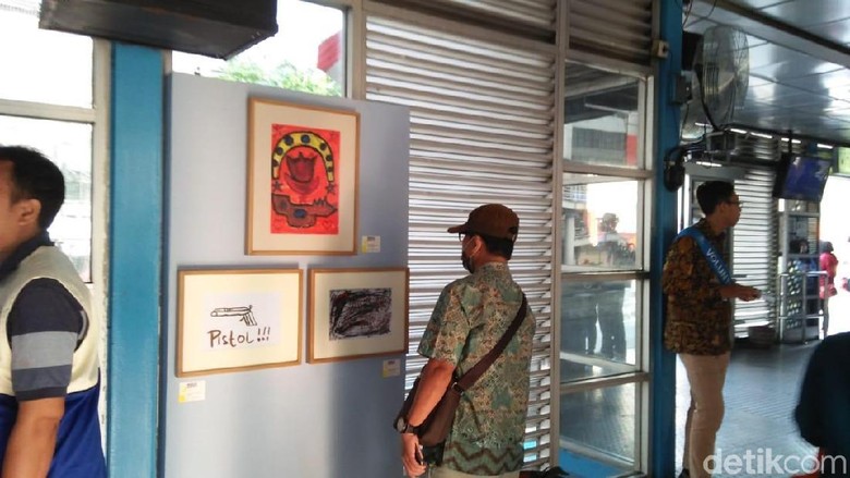 Melihat Karya Seni Orang Gangguan Jiwa di Halte Harmoni Melihat Karya Seni Orang Gangguan Jiwa di Halte Harmoni