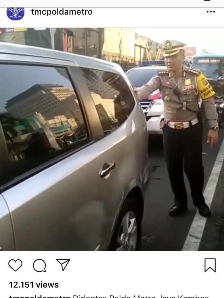 Saat Dirlantas Polda Metro Jaya Dorong Mobil Mogok di Senayan Saat Dirlantas Polda Metro Jaya Dorong Mobil Mogok di Senayan