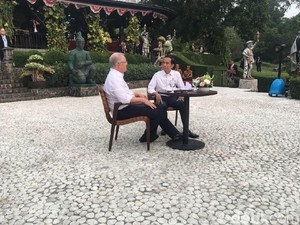 Jokowi Ajak PM Australia Makan Pisang Goreng dan Tahu Isi