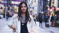 Wewey Wita sudah mirip orang Jepang ya. Ini gayanya saat jalan-jalan di Shinjuku, Tokyo (w2y_wita/Instagram)