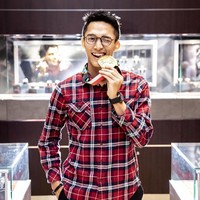 Jojo tampak gagah dalam balutan kemeja merah lengan panjang bermotif plaid atau kotak-kotak, dipadu jeans hitam. Di Asian Games 2018, atlet 21 tahun itu berhasil menyabet medali emas setelah menundukkan jagoan Chinese Taipe, Chou Tienchen. (Foto: dok. Time International)