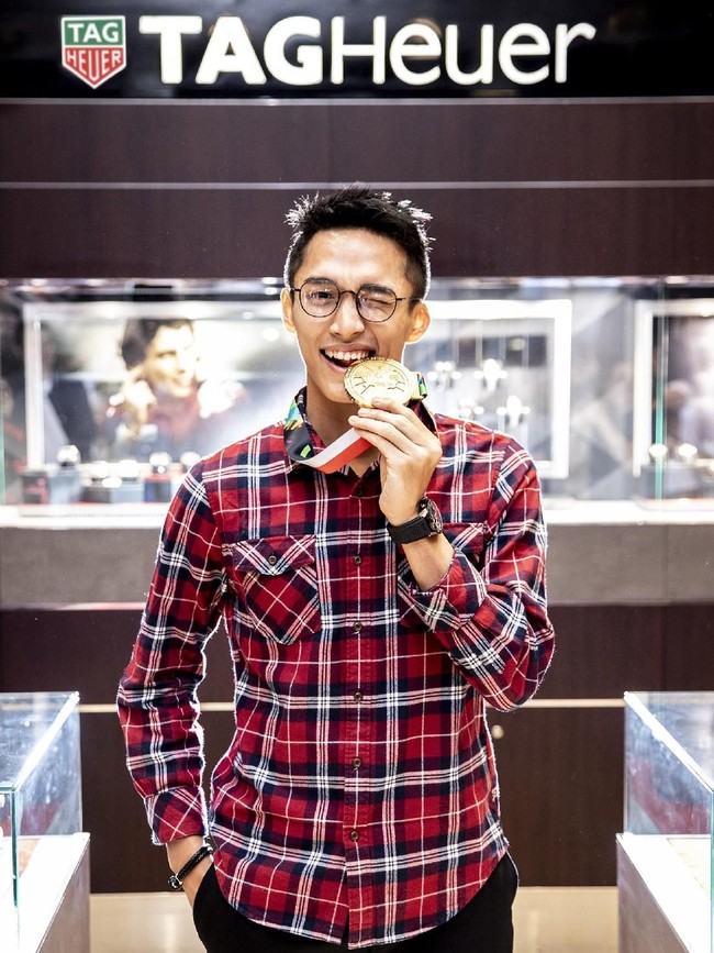 Jojo tampak gagah dalam balutan kemeja merah lengan panjang bermotif plaid atau kotak-kotak, dipadu jeans hitam. Di Asian Games 2018, atlet 21 tahun itu berhasil menyabet medali emas setelah menundukkan jagoan Chinese Taipe, Chou Tienchen. (Foto: dok. Time International)