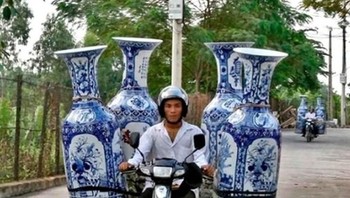 Kalau ini bukan transportasinya yang unik, tapi cara berkendaranya yang bikin geleng-geleng. Foto: Internet