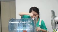 Lihat Aksi Ms Yeah Saat Masak Ayam Panggang di Sungai Pakai Kincir Air