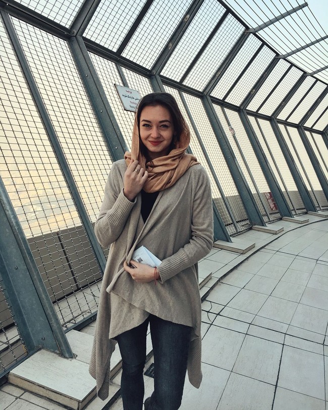 Penampilan Anna yang terlihat manis saat mengenakan scarf nuansa khaki. Foto: Instagram @anutabulanova
