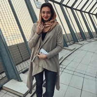 Penampilan Anna yang terlihat manis saat mengenakan scarf nuansa khaki. Foto: Instagram @anutabulanova