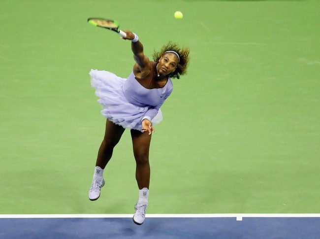 Roknya yang bersiluet kostum balerina melambangkan keanggunannya. Ini bukan soal trik, bel, dan peluit, tapi merasa hidup dalam sebuah tubuh dan mengekspresikan semangat Serena setiap menggerakkan raketnya, jelas Virgil dalam keterangan resminya. (Foto: Getty Images)