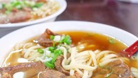 Pencinta mie pastikan cicip beef noodle saat ke Taiwan. Menu populer ini dilengkapi potongan daging sapi yang empuk dan kuah mie yang bercita rasa daging kuat. Foto: Instagram fonc 