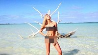 Jadi model lingerie Victoria Secret, Romee seringkali pemotretan di pantai. Kerja sambil liburan, Romee terlihat menikmati keindahan pantai di Bahamas. (Romee Strijd/Instagram)