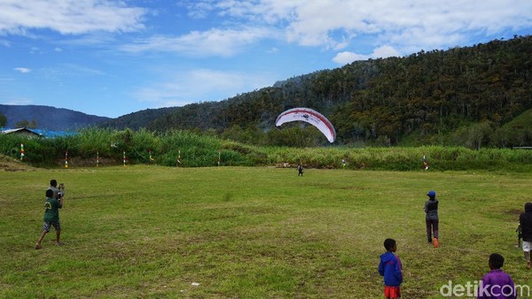 Foto: Jelajah Pedalaman Papua Barat Naik Paralayang, Seru!