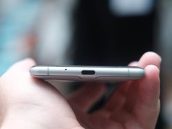 Melihat Ponsel Flagship Xperia XZ3 dari Dekat