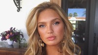 Romee merupakan model seksi dari Belanda. Suka pantai, begini gaya liburan Romee disela-sela kesibukannya. (Romee Strijd/Instagram)