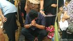Isak Tangis Iringi Pemakaman Mahasiswi Bandung Korban Begal