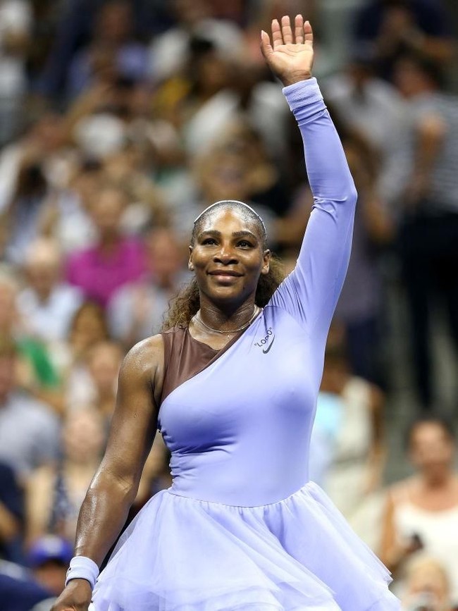 Aksi Serena Williams di AS Terbuka 2018 akan berlanjut hari ini, Jumat (31/8/2018). Pada pertandingan nanti, rival juara enam kali AS Terbuka ini adalah kakaknya sendiri, Venus Williams. Serena dan Venus Williams akan bertemu untuk ke-30 kalinya, 20 tahun setelah pertemuan pertama mereka di Australia Terbuka. Kira-kira busana apa yang akan Serena pakai nanti? (Foto: Getty Images)