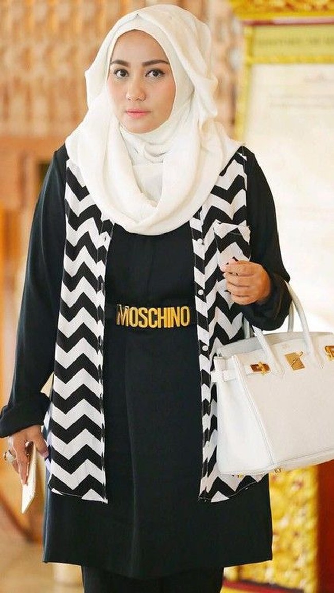 Negara banyak menyita ikat pinggang dari pasangan suami-istri pemilik First Travel ini. Salah satunya ikat pinggang berwarna hitam dengan tulisan Moschino berwarna gold yang dipakai Anniesa di foto ini. Pada situs belanja online Selfridges, ikat pinggang tersebut dijual seharga 190 poundsterling atau sekitar Rp 3,6 jutaan. Foto: Instagram