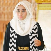 Negara banyak menyita ikat pinggang dari pasangan suami-istri pemilik First Travel ini. Salah satunya ikat pinggang berwarna hitam dengan tulisan Moschino berwarna gold yang dipakai Anniesa di foto ini. Pada situs belanja online Selfridges, ikat pinggang tersebut dijual seharga 190 poundsterling atau sekitar Rp 3,6 jutaan. Foto: Instagram