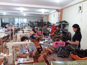 UKM Sepatu dan Sandal di Dolly Sukses, Begini Suka Duka Pemilik