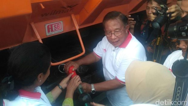 Resmikan Penggunaan B20, Darmin dan Rini Isi Bensin Truk
