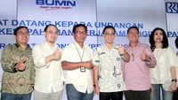 Hadir dalam acara tersebut Direktur Hubungan Kelembagaan Bank BRI Sis Apik Wijayanto bersama Direktur Utama Emtek Alvin Widarta Sariaatmadja berfoto bersama usai melakukan penandatanganan Memorandum of Understanding (MoU) tentang kerja sama Layanan Perbankan dan Digital Partnership, di Kantor Pusat BRI, Jakarta, Jumat (31/8). Foto: dok. BRI