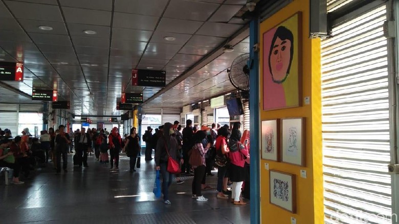 Tak Biasa, 35 Lukisan Dipajang di Halte Transjakarta Harmoni Tak Biasa, 35 Lukisan Dipajang di Halte Transjakarta Harmoni