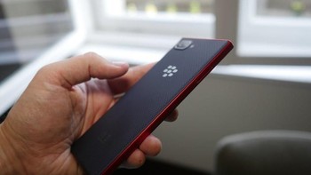 Logi BlackBerry jelas terlihat di bagian belakang. Foto: Pocket Lint