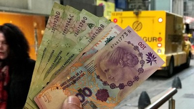 Mata Uang Argentina Berdarah-darah, Warga Turun ke Jalan