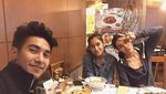 Tampan dan Kekar, Begini Gaya Got Jirayu Saat Makan Bareng Temannya