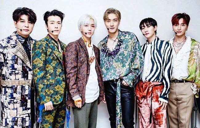 Gaya eklektik para personel Super Junior pakai setelan jas motif floral, jaket animal print hingga kemeja bernuansa tropis. Siapa paling keren?  Foto: Instagram