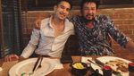 Tampan dan Kekar, Begini Gaya Got Jirayu Saat Makan Bareng Temannya