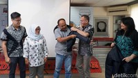 (Kiri-kanan) Advisor AOTS Jakarta Office, Dea Intan Wada, perwakilan peserta pelatihan IDCM, Ketua Pengurus Yayasan Dharma Bhakti Astra (YDBA), Henry C Widjaja, Sekretaris Pengurus YDBA, Ida R.M Sigalingging berbincang dan menyemat secara simbolis jaket kepersertaan dan pelepasn dengan perwakilan peserta UKM yang akan mengikuti pelatihan di Jakarta, Jumat (31/8). Pool/YDBA.