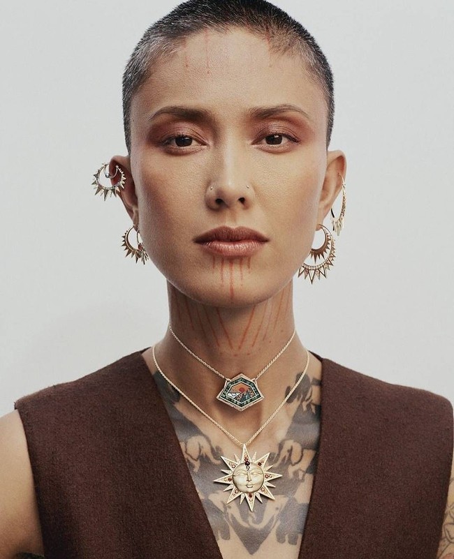 Dari rambut dengan poni super pendek, Fahrani mengganti lagi gaya rambutnya menjadi lebih eksentrik yaitu nyaris botak. Memakai aksesori kalung dan anting-anting emas, gayanya tetap terlihat edgy. Foto: Instagram @favelamunk