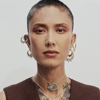 Dari rambut dengan poni super pendek, Fahrani mengganti lagi gaya rambutnya menjadi lebih eksentrik yaitu nyaris botak. Memakai aksesori kalung dan anting-anting emas, gayanya tetap terlihat edgy. Foto: Instagram @favelamunk