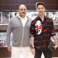 Kevin Sanjaya, yang hadir tanpa pasangan Minion-nya, Marcus Gideon, mengandalkan kemeja gelap yang dihiasi visual grafis bergambar perempuan. Keduanya juga diganjar medali emas setelah melalui perang saudara, dengan rival Fajar Alfian dan Rian Ardianto. (Foto: dok. Time International)